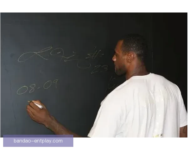 詹姆斯全新签名曝光皇冠元素首次融入细节设计解析