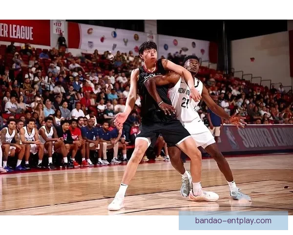 杨瀚森赛后与裁判工作人员握手并收回混音队比赛用球展现社交魅力