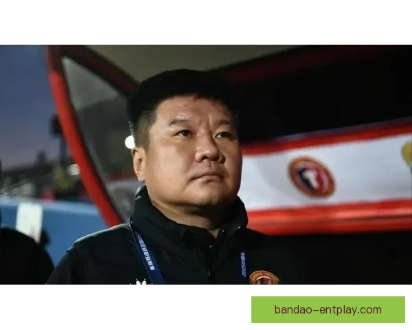 略显仓促出席发布会后两小时李金羽突遭下课铁人紧急官宣引发热议